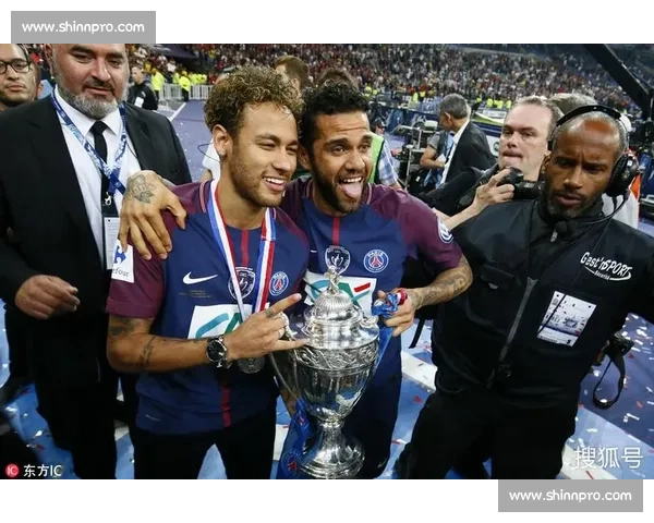 内马尔赛后默默擦拭奖杯，眼神中充满了不甘与憧憬！